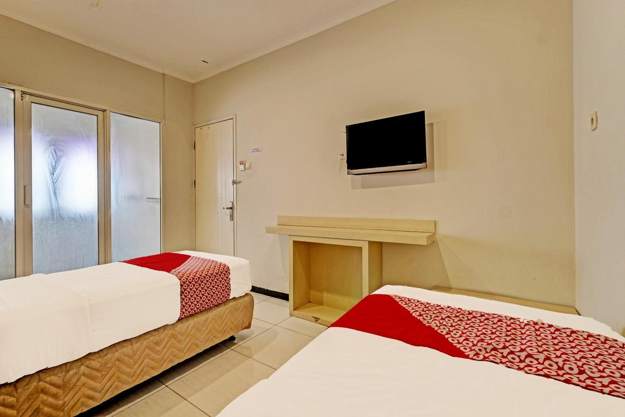 Sky Guesthouse Семаранг Екстериор снимка